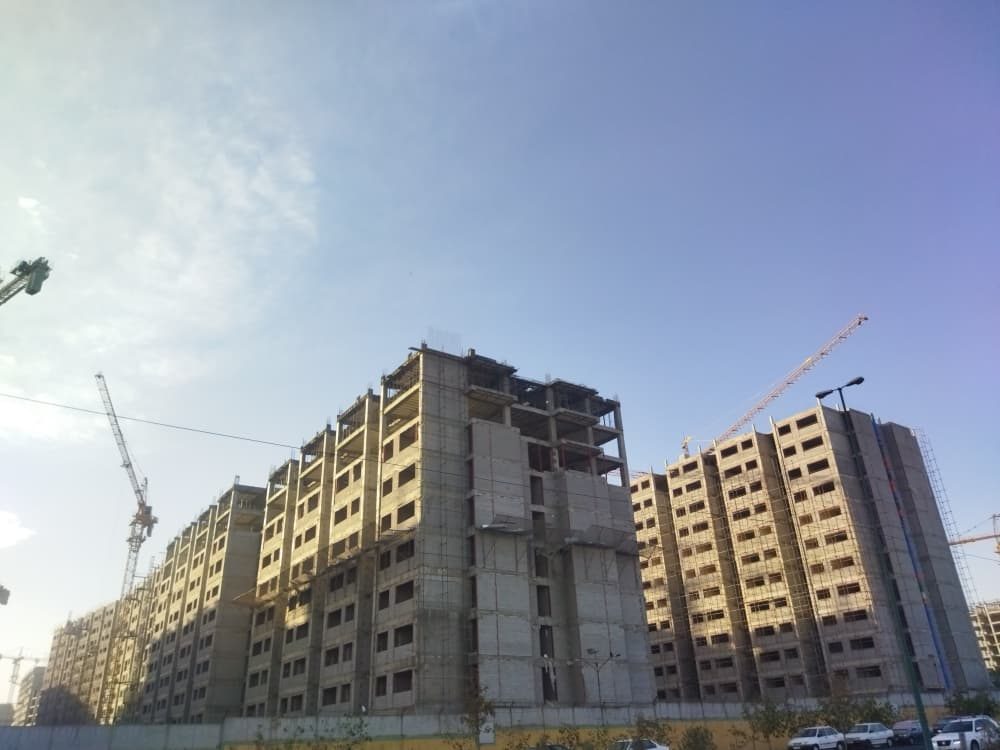 بلوکهای در حال ساخت و جرثقیلها از کنار خیابان