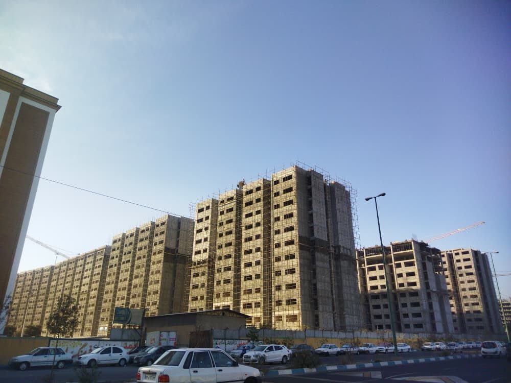 ردیف بلوک‌های در حال ساخت با جرثقیل برجی