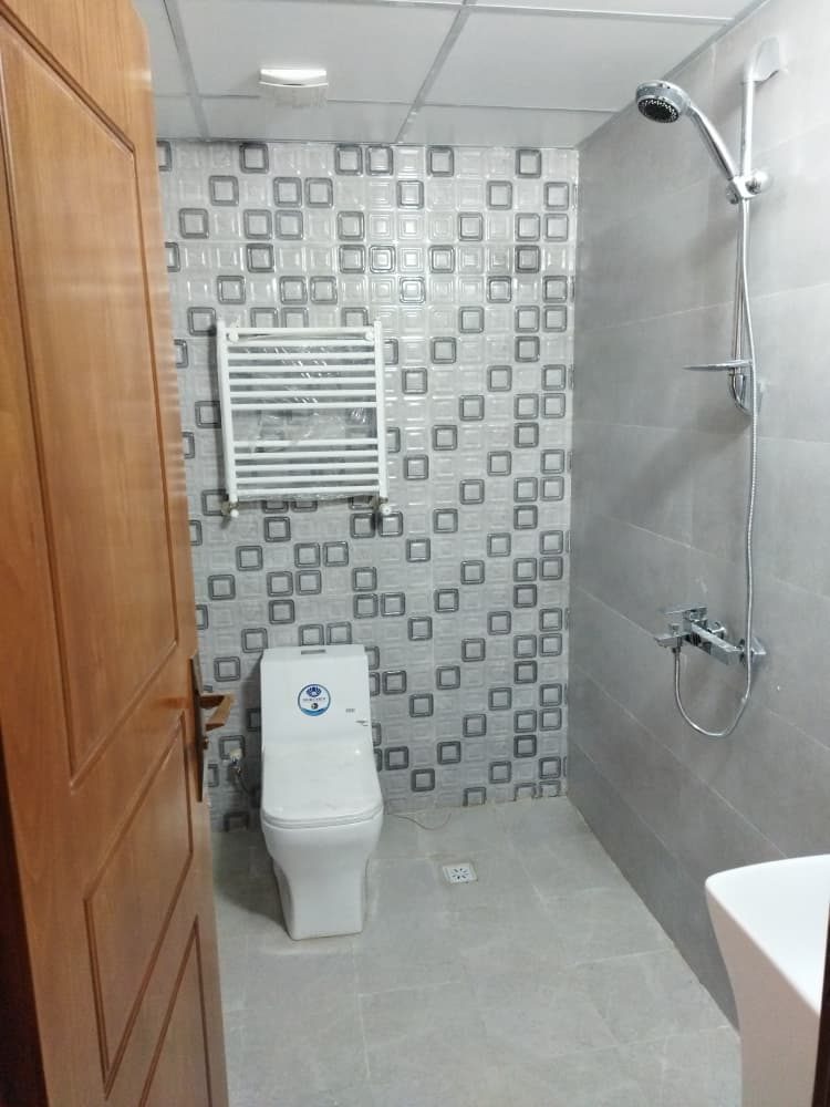 حمام با دوش و کاشی طرحدار