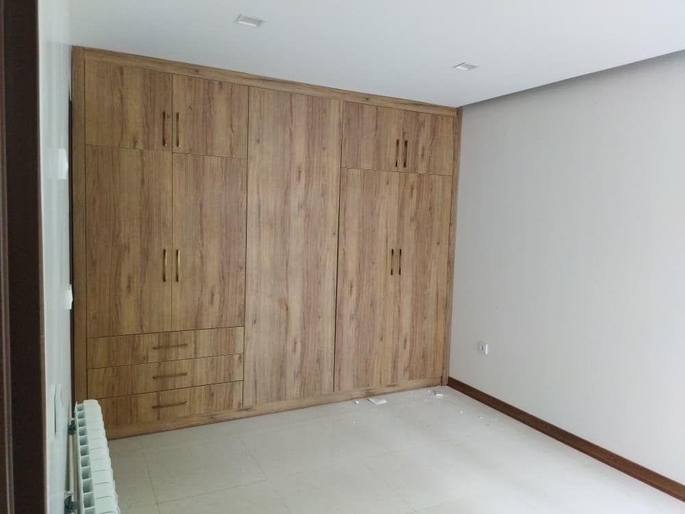 کمد دیواری چوبی سرتاسری در اتاق خواب