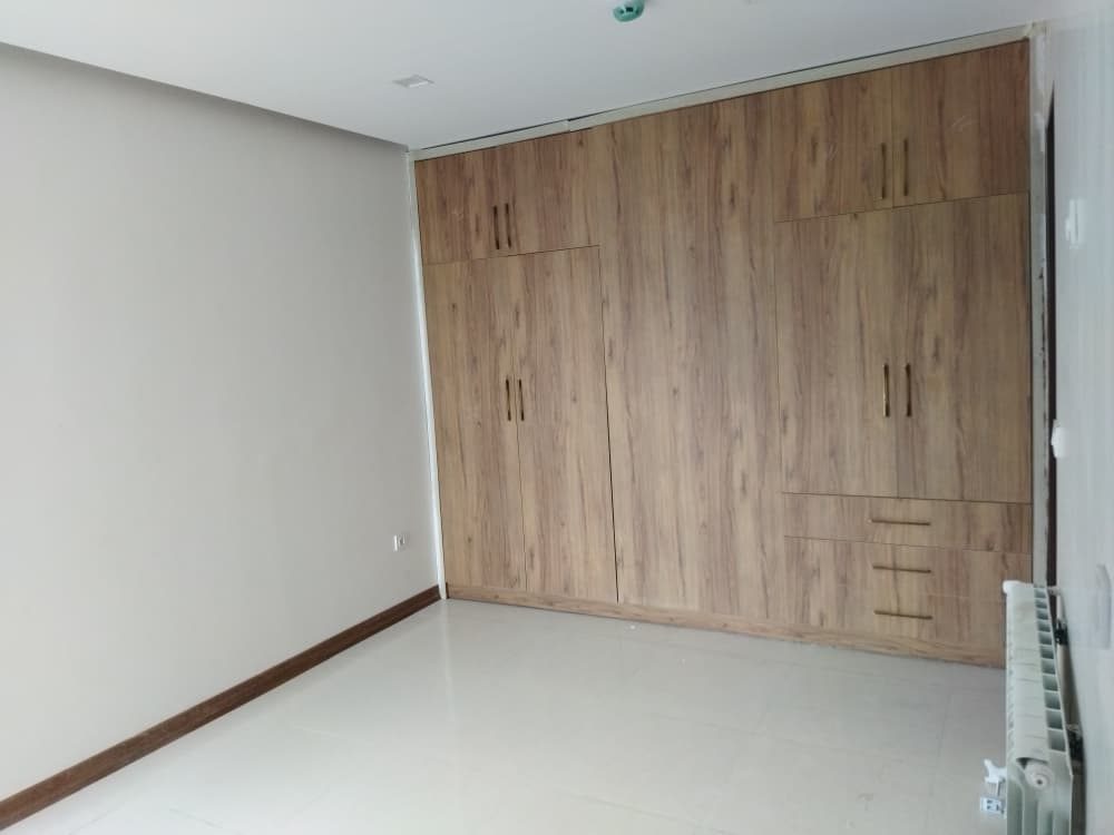 اتاق خواب با کمد دیواری چوبی سرتاسری